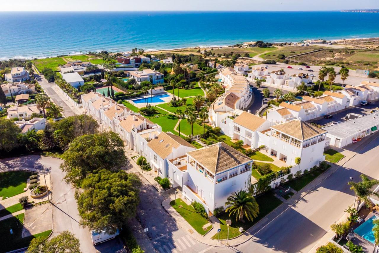 Beach Villa With Ocean View And Rooftop Cinema Guia  Buitenkant foto