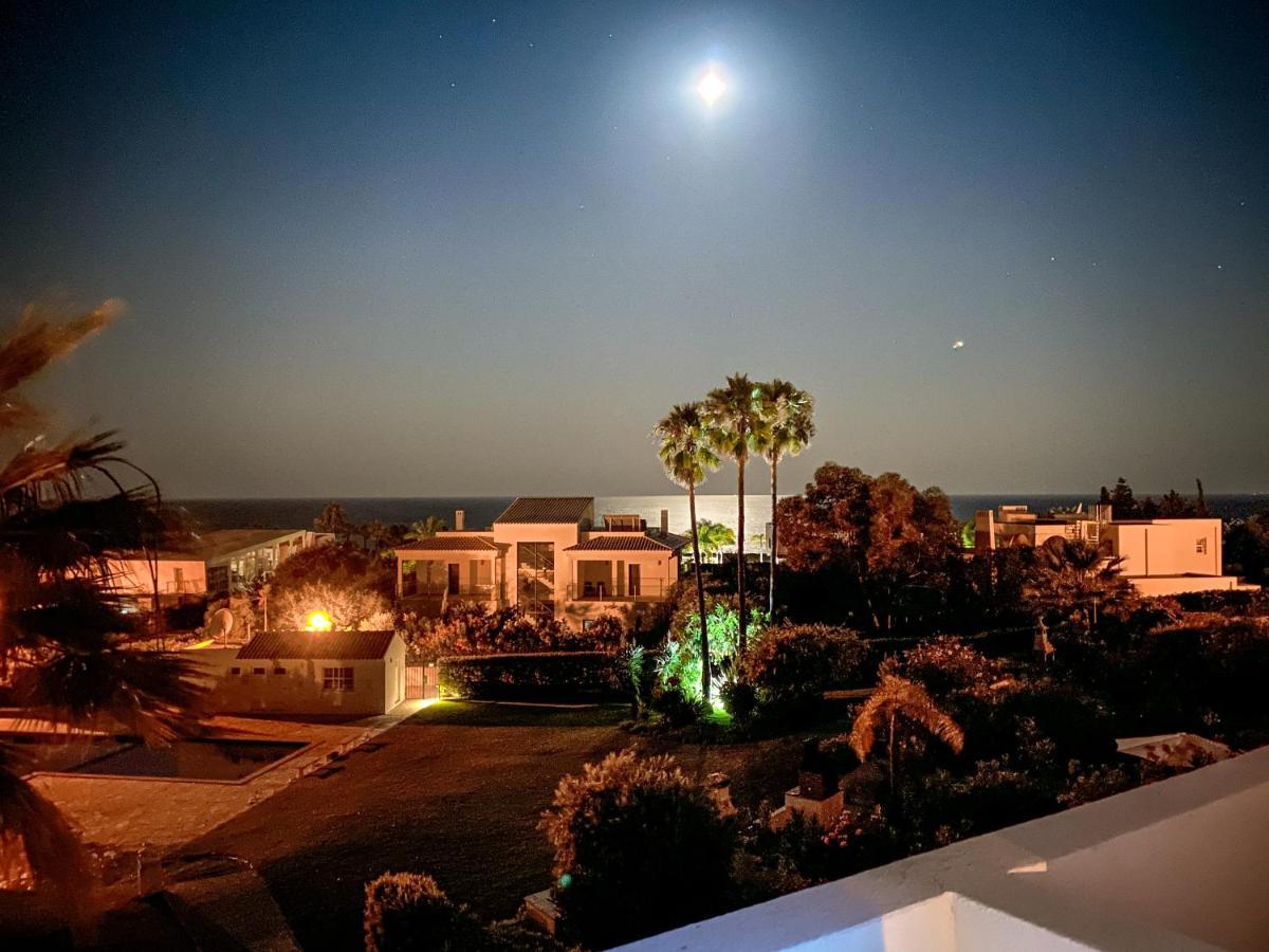 Beach Villa With Ocean View And Rooftop Cinema Guia  Buitenkant foto